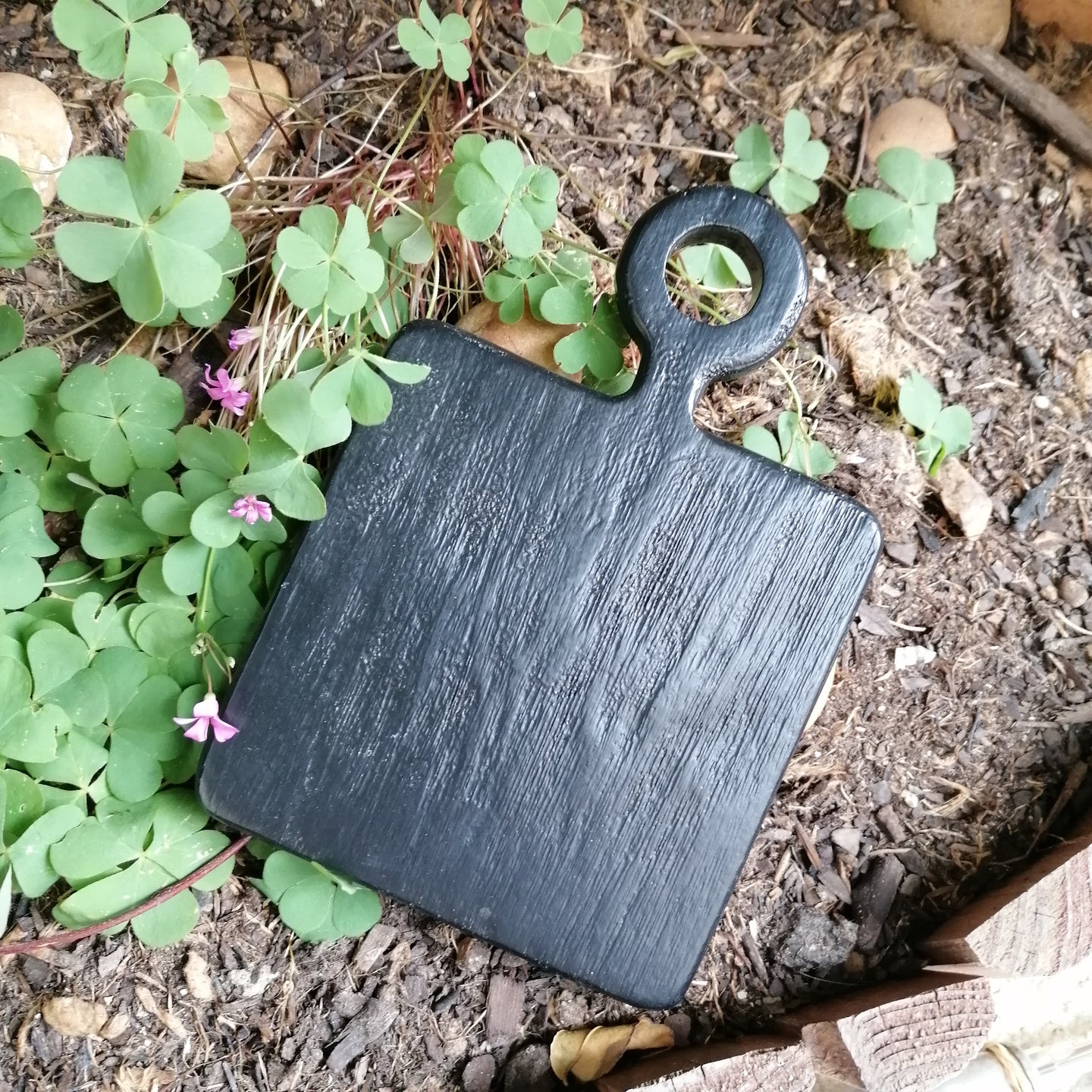 Planche carrée en bois de manguier noir brossé PM