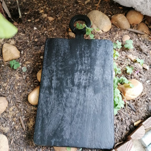 Planche rectangulaire en bois de manguier noir brossé