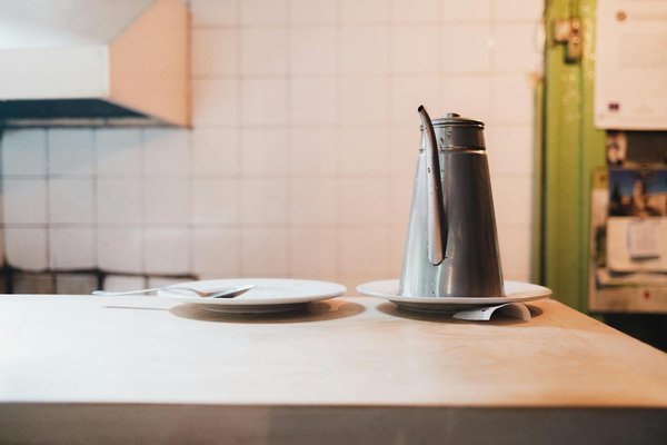 Guide Pratique pour Créer une Soirée Inoubliable de Dégustation des Vins de Loire dans Votre Bar à Vins