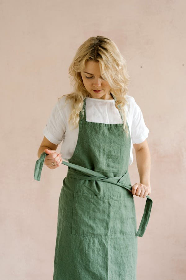Tablier personnalisé femme : élégance et praticité pour la cuisine